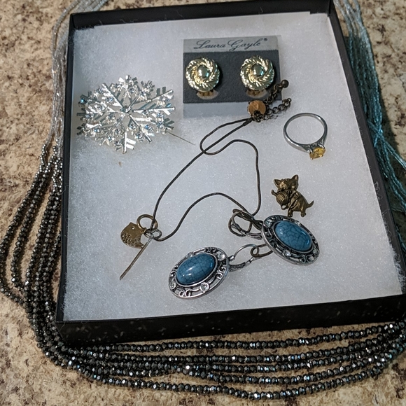 Jewelry set of 12 (donated) - Picture 7 of 11